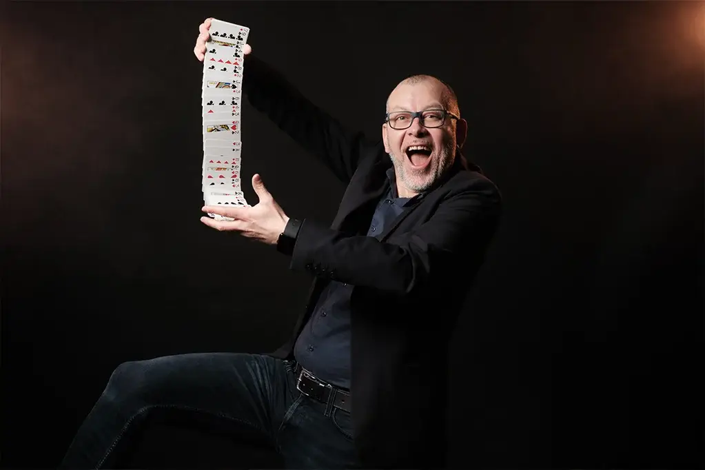 Lioz magicien à Metz jouant avec des cartes