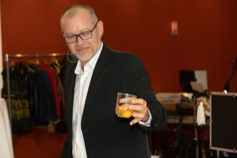Lioz magicien à Metz tenant un verre avec le contenu d'un oeuf à l'intérieur.