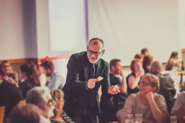 Lioz magicien à Metz réalisant un tour de magie à une table