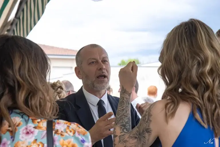 Lioz magicien à Metz parlant à deux femmes en extérieur.