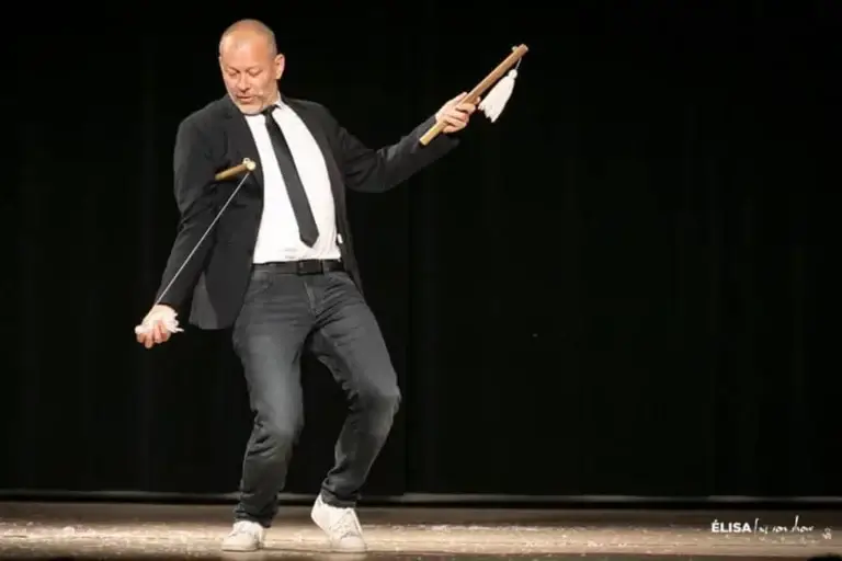 Lioz magicien à Metz sur scène pendant son spectacle