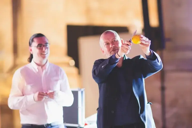 Lioz magicien à Metz découpant un citron pendant son tour