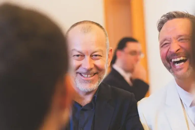 Lioz magicien à Metz faisant rire un groupe avec ses tours