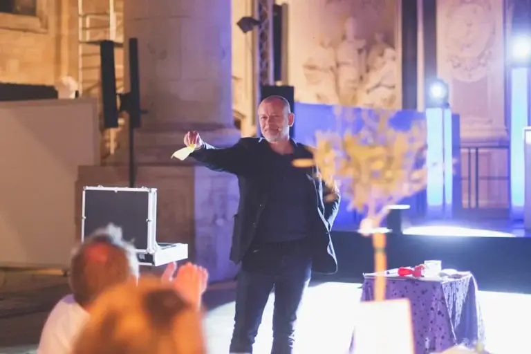 Lioz magicien à Metz réalisant un tour de son spectacle sur scène