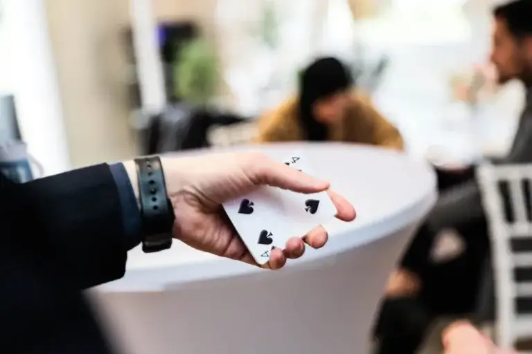 Plan serré sur la main de Lioz magicien à Metz tenant une carte