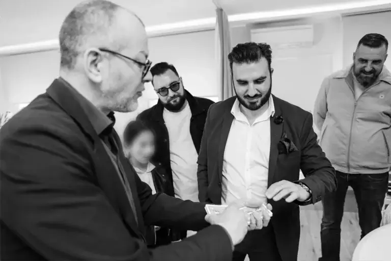 Lioz magicien à Metz réalisant un tour de cartes en close-up devant 3 personnes