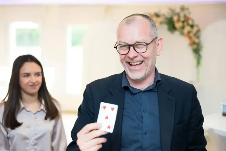 Lioz magicien à Metz montrant une carte en close-up