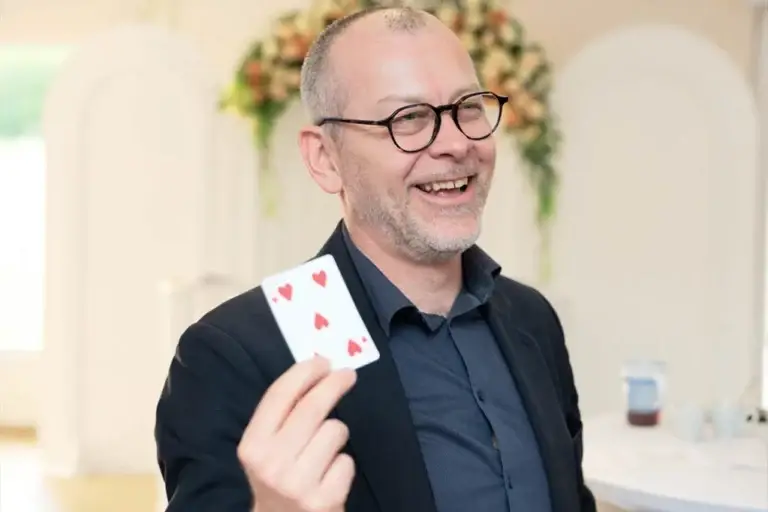 Lioz magicien à Metz montrant une carte en close-up