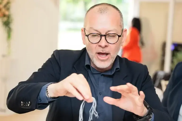 Lioz magicien à Metz réalise un tour avec un fil en close-up